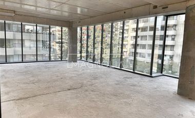 Oficina en Arriendo en Cercano a Las Condes, buena conectividad