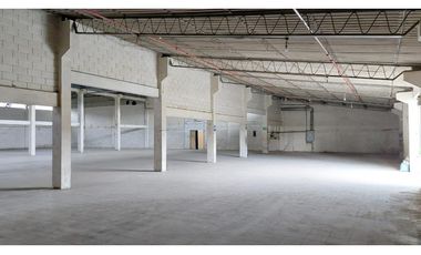 Via Daule se alquila bodega de 4000 m2