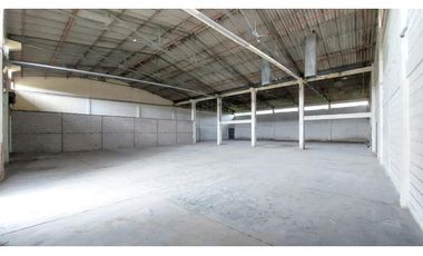 Via Daule se alquila bodega de 4000 m2