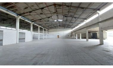 Via Daule se alquila bodega de 4000 m2