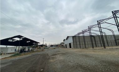 Guayaquil Vía Perimetral se alquila bodega de 8000 m2