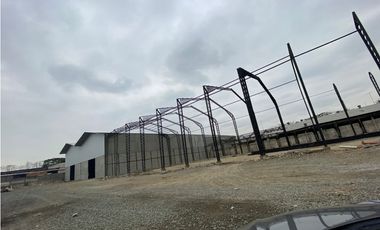 Guayaquil Vía Perimetral se alquila bodega de 8000 m2