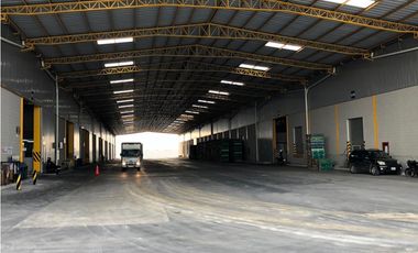 DURAN Se alquilan naves industriales de 15000 m2 
