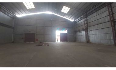 Alquilo bodegas 3.000 m2 en Via Daule