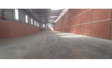 Alquilo bodega 1.190 m2 en Via Daule