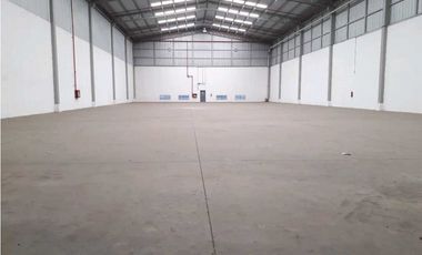 Alquilo.Bodega 1.955 m2 en.Via.Daule