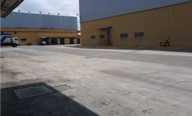Alquilo.Bodega 1.955 m2 en.Via.Daule