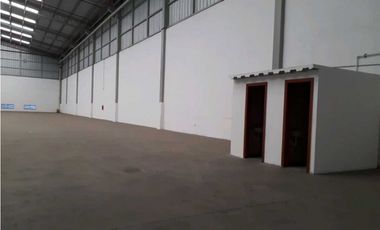 Alquilo.Bodega 1.955 m2 en.Via.Daule