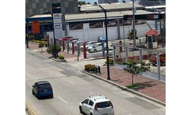 Alquilo local en Av. Las Américas