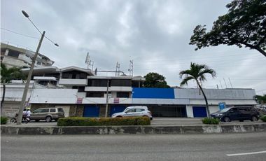 Urdesa Central alquilo edificio con locales comerciales y oficinas