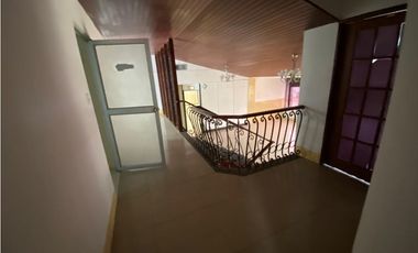 Urdesa Central alquilo edificio con locales comerciales y oficinas