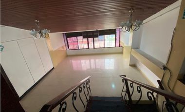 Urdesa Central alquilo edificio con locales comerciales y oficinas
