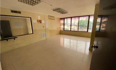Urdesa Central alquilo edificio con locales comerciales y oficinas