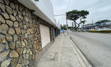 Urdesa Central alquilo edificio con locales comerciales y oficinas
