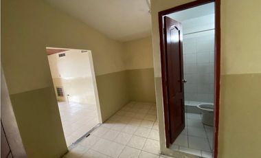 Urdesa Central alquilo edificio con locales comerciales y oficinas