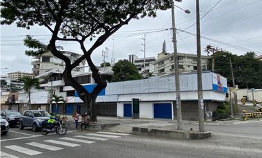Urdesa Central alquilo edificio con locales comerciales y oficinas