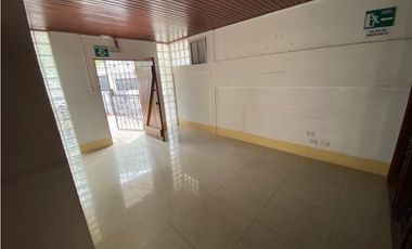 Urdesa Central alquilo edificio con locales comerciales y oficinas