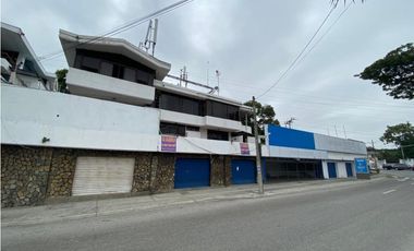 Urdesa Central alquilo edificio con locales comerciales y oficinas