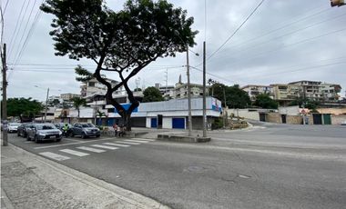 Urdesa Central alquilo edificio con locales comerciales y oficinas