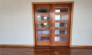 Iluminado y amplio departamento en sector oriente de Viña del mar .