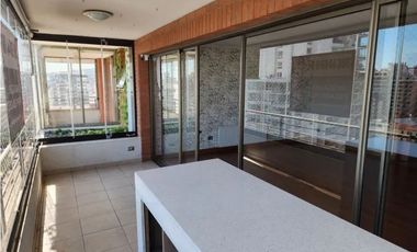 Iluminado y amplio departamento en sector oriente de Viña del mar .