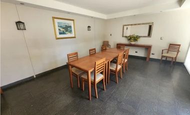 Iluminado y amplio departamento en sector oriente de Viña del mar .