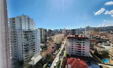 Iluminado y amplio departamento en sector oriente de Viña del mar .