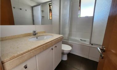 Iluminado y amplio departamento en sector oriente de Viña del mar .