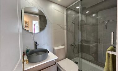 ¡Amplio y remodelado departamento en venta en Las Condes!