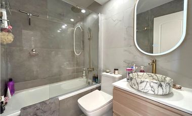 ¡Amplio y remodelado departamento en venta en Las Condes!