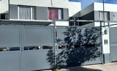 Neuquen. Alquiler Duplex amoblado 3 dormitorios (suite-vestidor) Barrio Rincon de Emilio