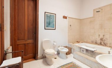 Casa 7 ambientes con jardín y garage en venta en Floresta