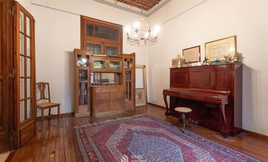 Casa 7 ambientes con jardín y garage en venta en Floresta
