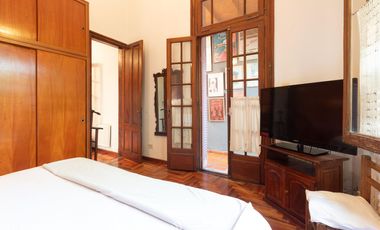 Casa 7 ambientes con jardín y garage en venta en Floresta