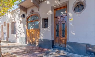 Casa 7 ambientes con jardín y garage en venta en Floresta