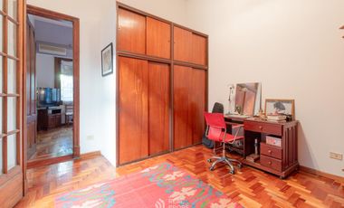 Casa 7 ambientes con jardín y garage en venta en Floresta