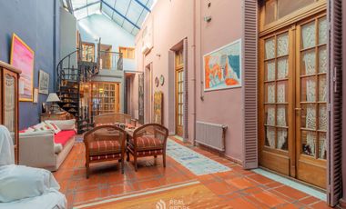 Casa 7 ambientes con jardín y garage en venta en Floresta