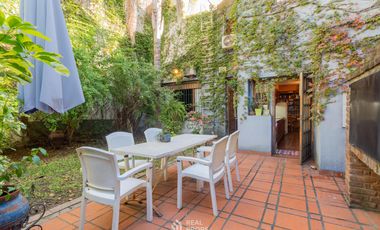 Casa 7 ambientes con jardín y garage en venta en Floresta