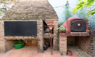 Casa 7 ambientes con jardín y garage en venta en Floresta