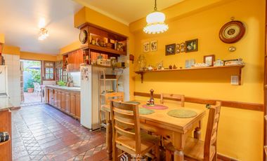 Casa 7 ambientes con jardín y garage en venta en Floresta