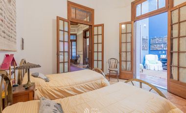 Casa 7 ambientes con jardín y garage en venta en Floresta