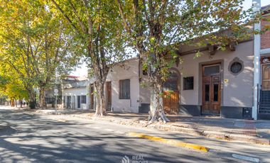 Casa 7 ambientes con jardín y garage en venta en Floresta