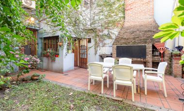 Casa 7 ambientes con jardín y garage en venta en Floresta