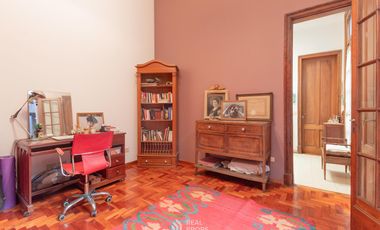 Casa 7 ambientes con jardín y garage en venta en Floresta