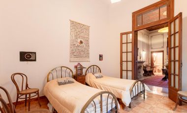 Casa 7 ambientes con jardín y garage en venta en Floresta