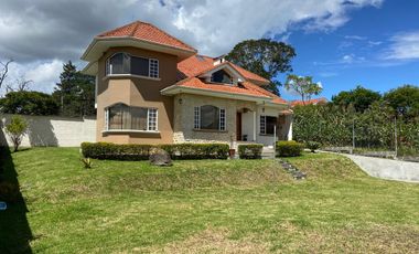 CASA EN VENTA CON AREA VERDE,CHALLUABAMBA, APANGORAS