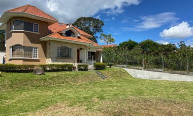 CASA EN VENTA CON AREA VERDE,CHALLUABAMBA, APANGORAS