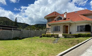 CASA EN VENTA CON AREA VERDE,CHALLUABAMBA, APANGORAS