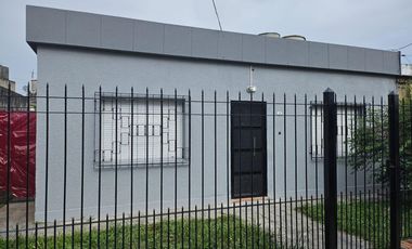 Casa en venta - 2 Dormitorios 1 Baño - Ezpeleta
