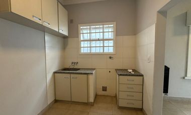 Casa en venta de dos ambientes con patio y garage.